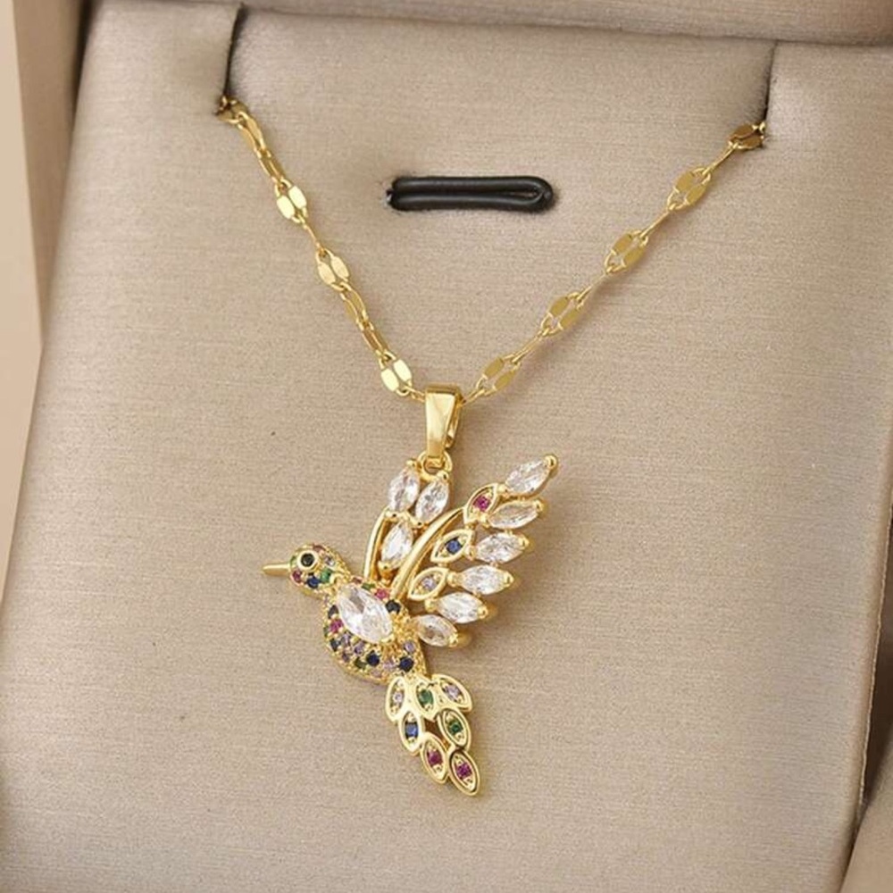 NWT Elegant Hummingbird Pendant Necklace
